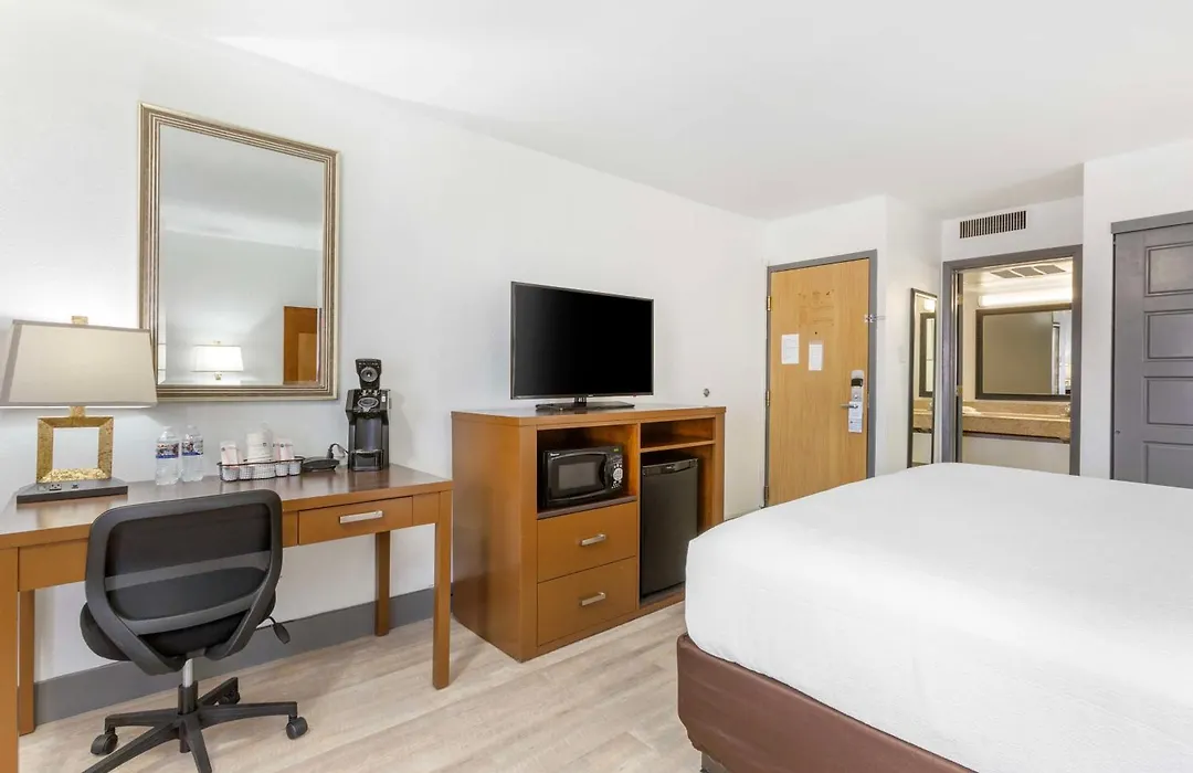 Best Western Plus El Paso Airport Hotel & Conference Center-1