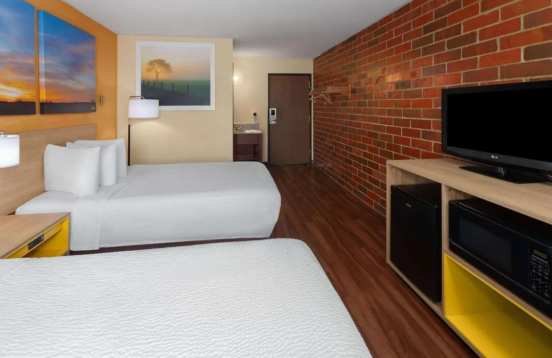 Days Inn By Wyndham Rockford I-90 Walking Distance To Casino-1