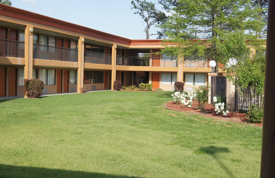 Days Inn By Wyndham Durham/Near Duke University-1
