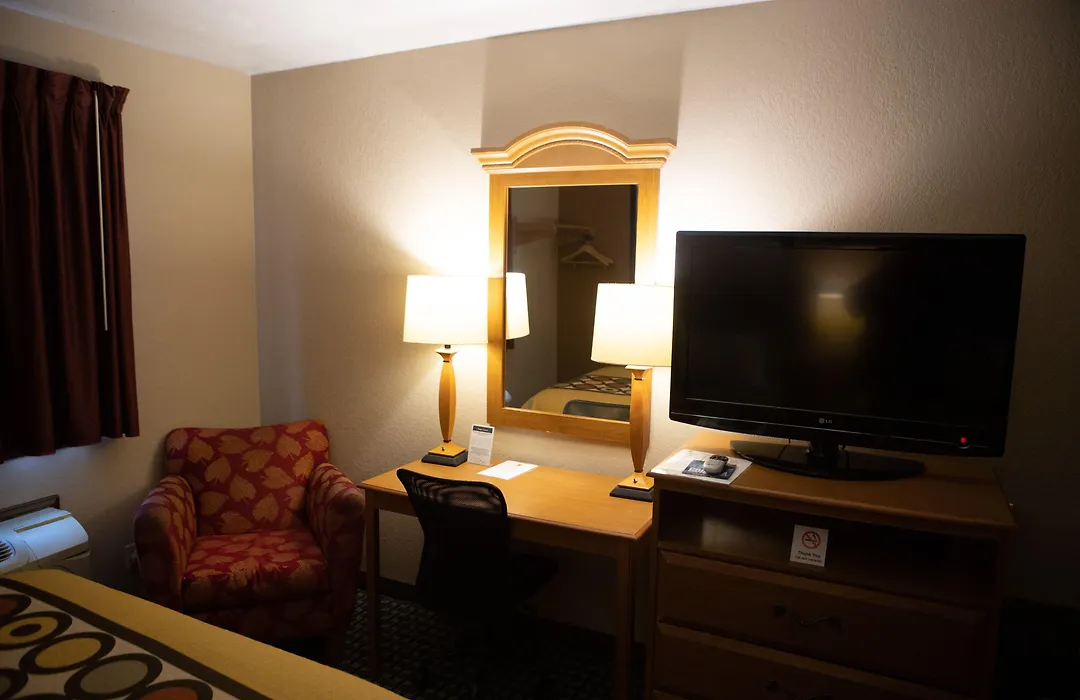 Super 8 By Wyndham Fairmont-1