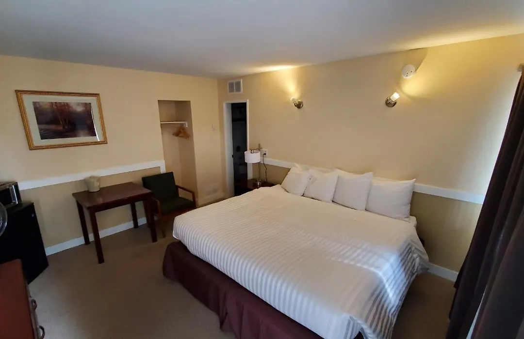 Comox Valley Inn & Suites-1