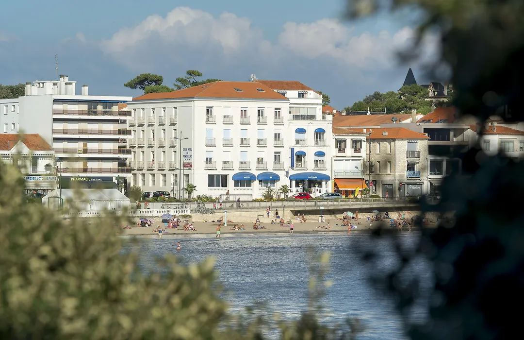 Cerise Royan - Le Grand Hotel De La Plage-1