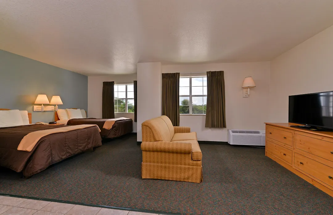 Americas Best Value Inn & Suites-Winnie-1
