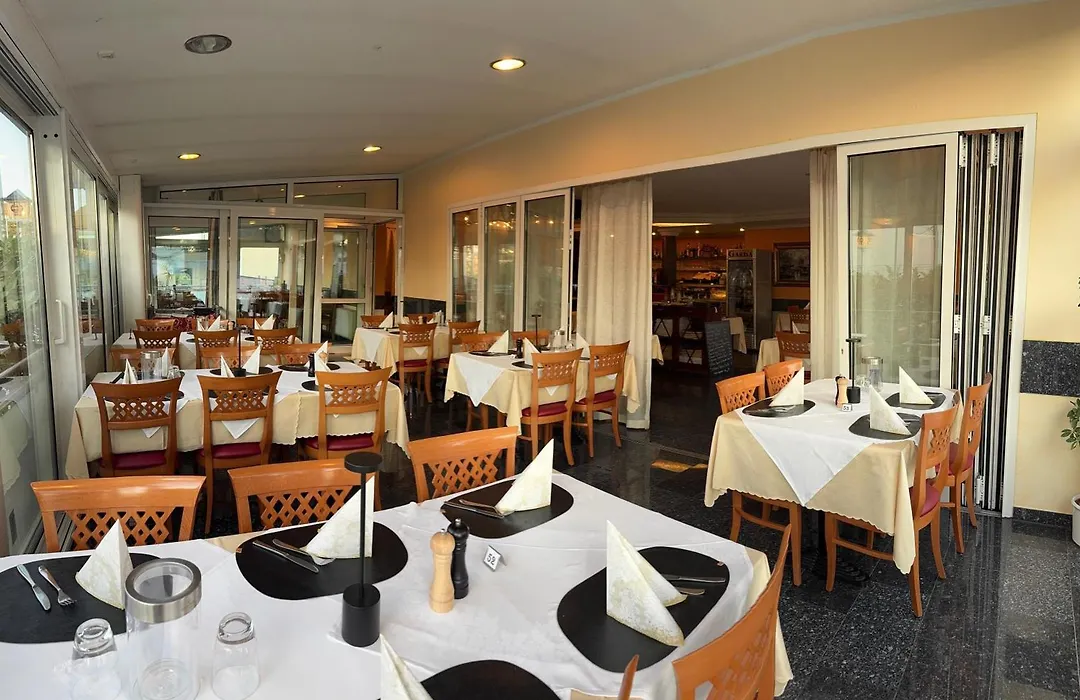 Hotel & Restaurant Garda-1