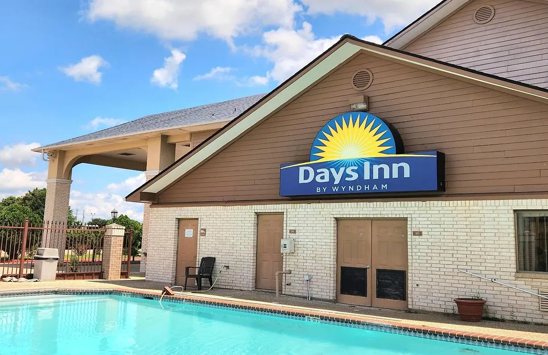 Days Inn By Wyndham Navasota-1