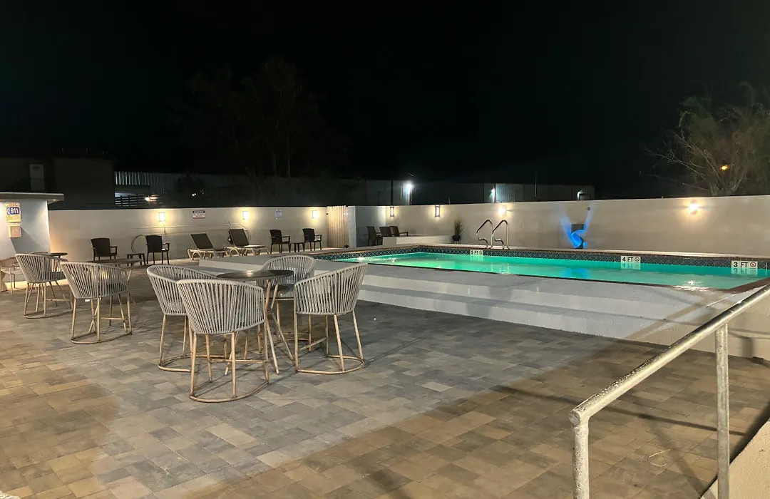 Deluxe Inn & Suites-1