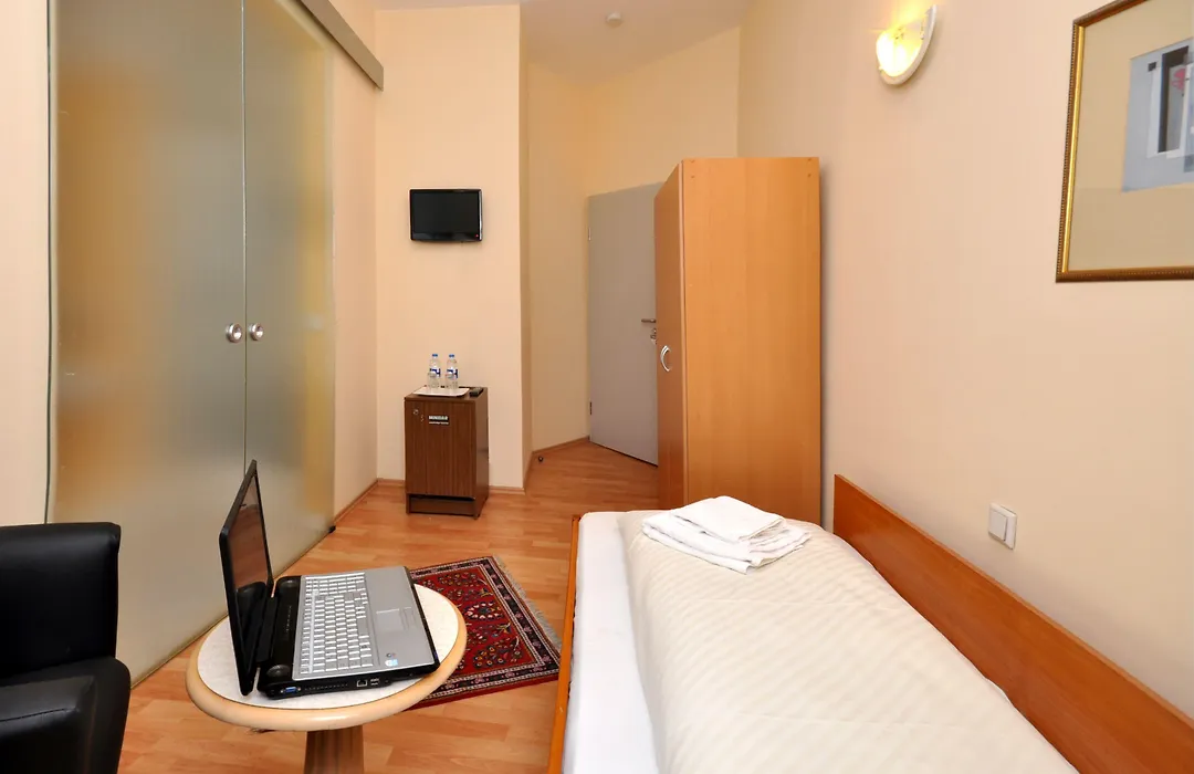 Hotel Apadana Frankfurt-1