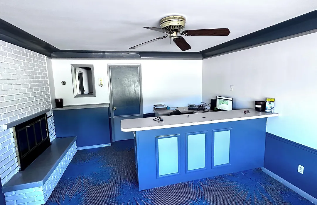Budget Host Inn - Manistique-1
