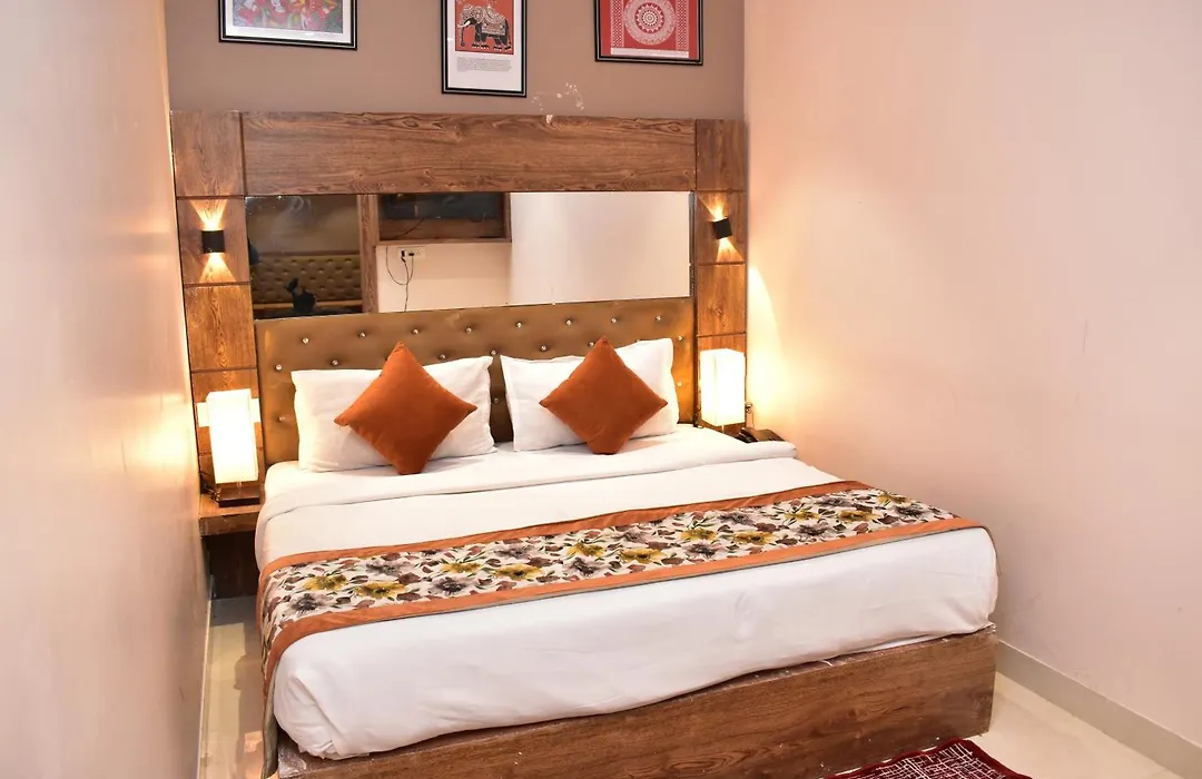 Qotel Comfort Golden Saffron - Hotel In Punjabi Bagh Near Metro-1
