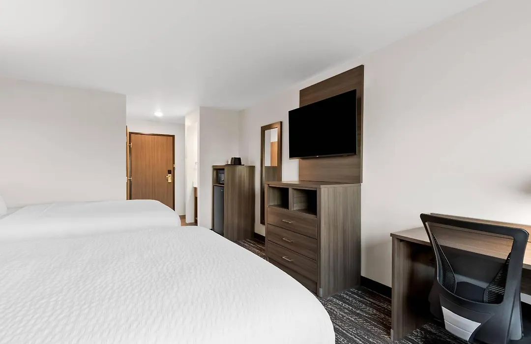 Clarion Pointe Milwaukee Airport-1