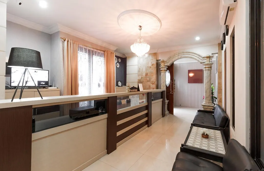 Reddoorz Plus Near Pantai Malalayang Manado-1