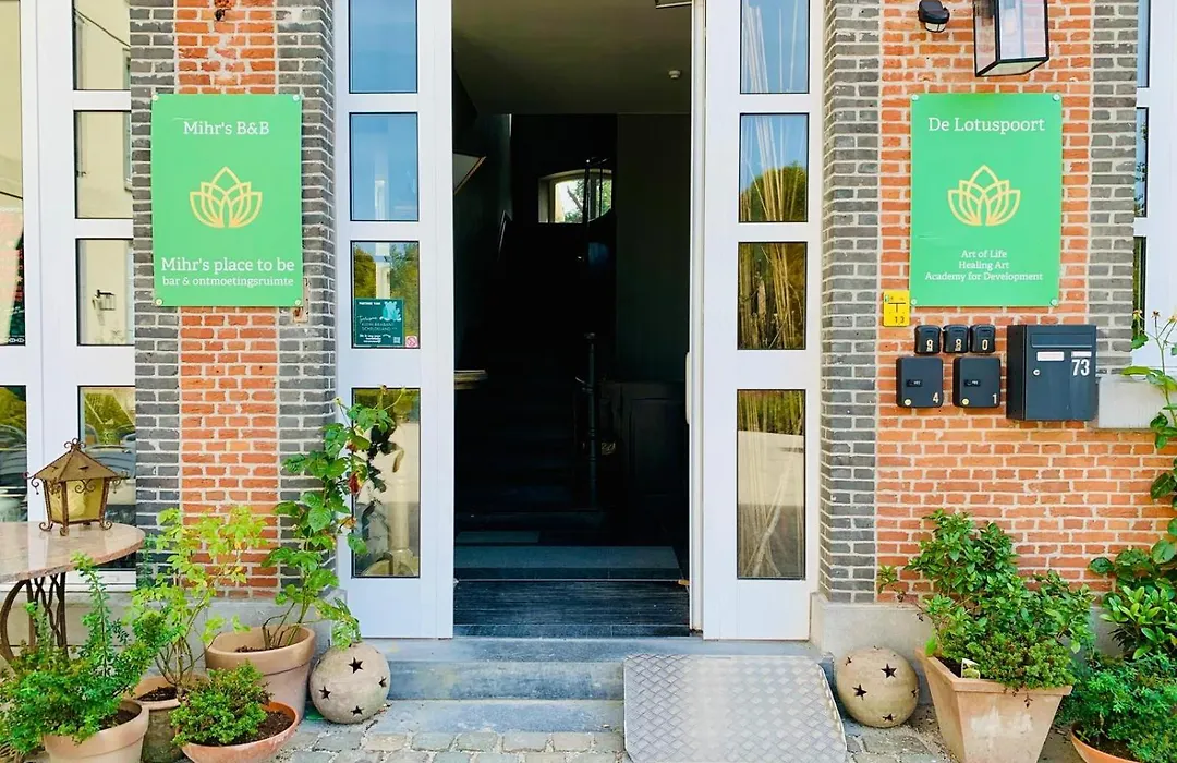 De Lotuspoort met Mihr's B&B in de Abdij van Bornem-1