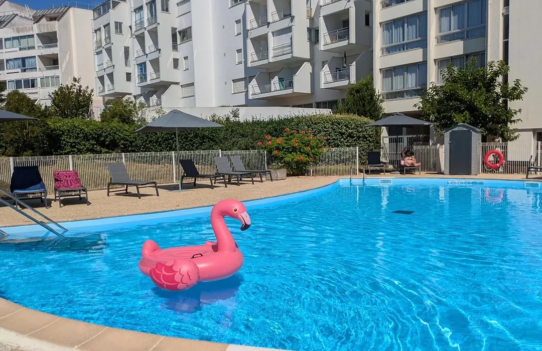 Résidence avec Piscine face au port 200m plage-1