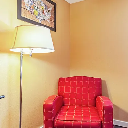 Econo Lodge Utica-3
