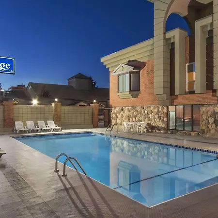 Travelodge By Wyndham Calgary South-2