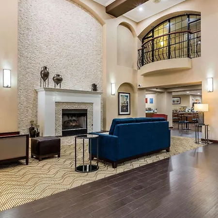 Comfort Inn & Suites Airport-American Way-3