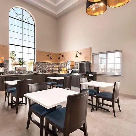Days Inn & Suites By Wyndham Houston Hobby Airport-3