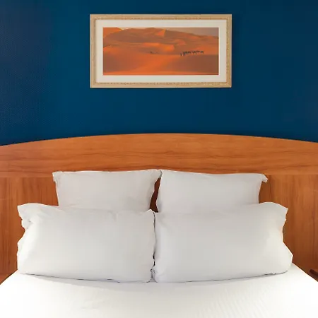 Comfort Hotel Evreux-3