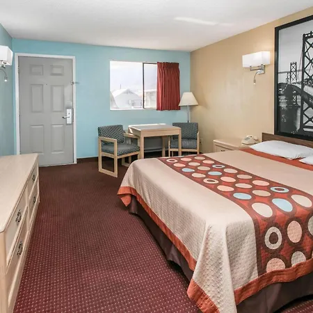 Super 8 By Wyndham Bishop-3