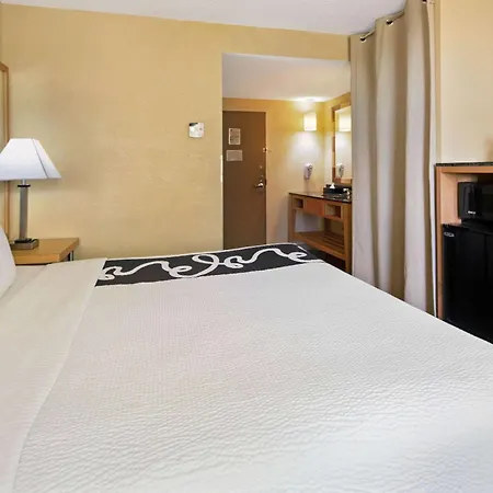 La Quinta Inn & Suites By Wyndham Sunrise-2