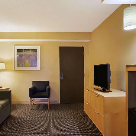 La Quinta Inn & Suites By Wyndham Sunrise-3