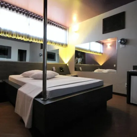 Status Motel-2