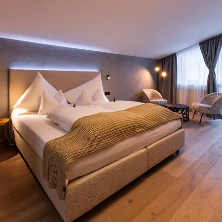 Quality Hosts Arlberg - Afoch Fei - Das Landhaus I Sommerkarte Premium-3