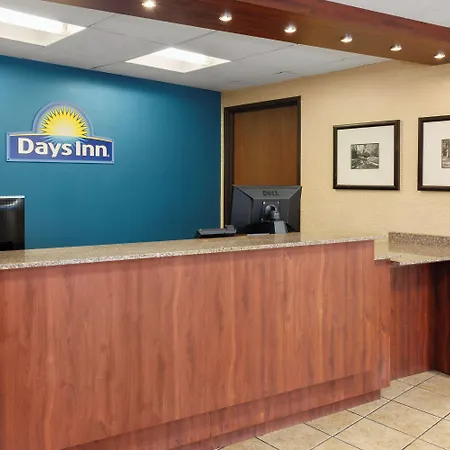 Days Inn By Wyndham Rockford I-90 Walking Distance To Casino-3
