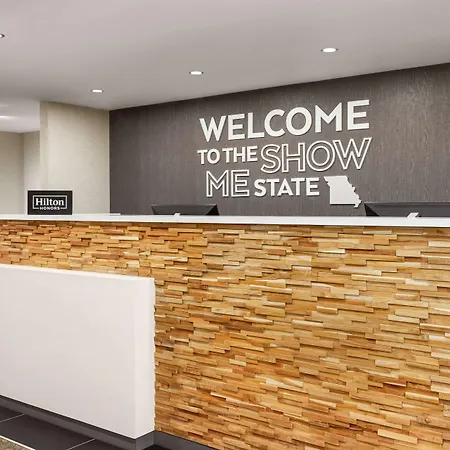 Hampton Inn Kansas City - Airport-2