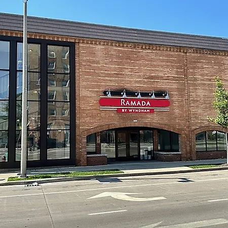 Ramada By Wyndham Milwaukee-3