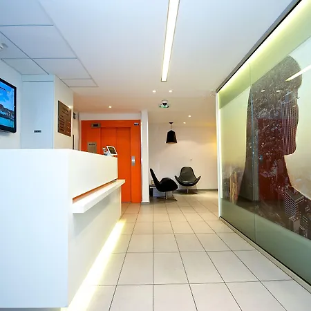 Staycity Aparthotels Paris Gare De L'Est-3