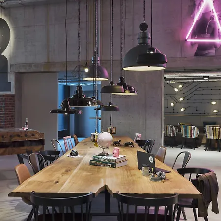 Moxy Frankfurt City Center-3