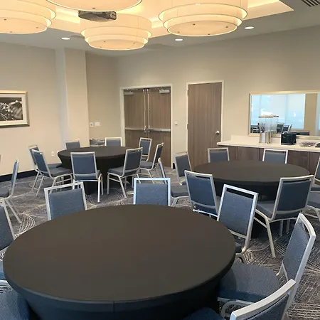 La Quinta Inn & Suites By Wyndham Kansas City Beacon Hill-3
