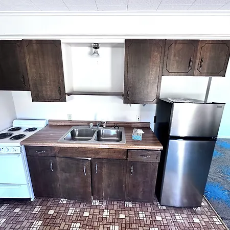 Budget Host Inn - Manistique-3