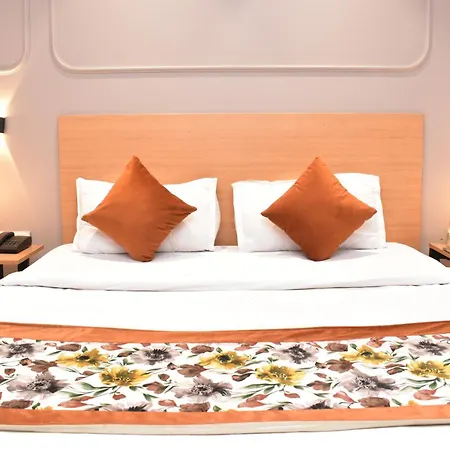 Qotel Comfort Golden Saffron - Hotel In Punjabi Bagh Near Metro-2