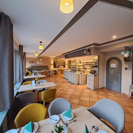 Hotel-Ferienwohnungen Cafe Maarblick-2