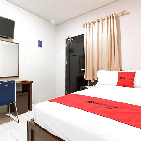 Reddoorz Plus Near Pantai Malalayang Manado-2