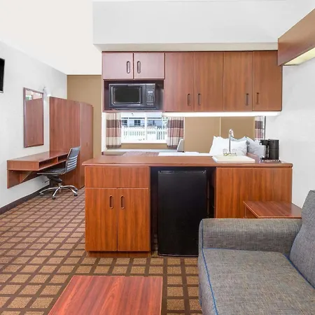 Microtel Inn & Suites By Wyndham Green Bay-2