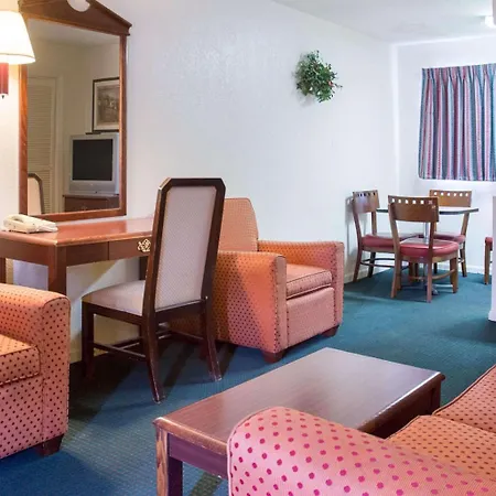 Rodeway Inn & Suites Williamsburg-3