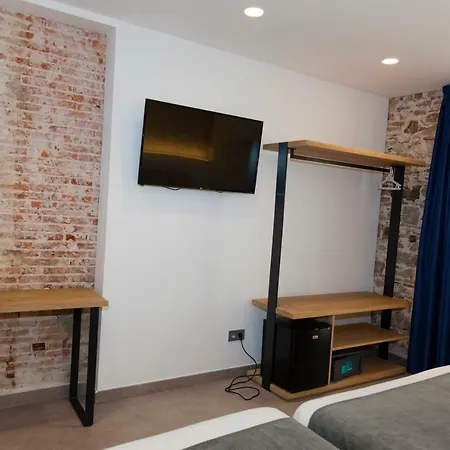 Hostal Paris-3
