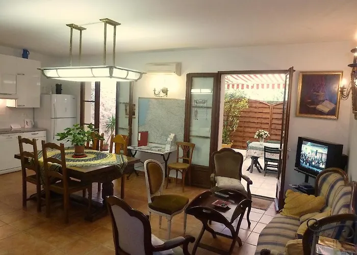  La Maison De Velours
