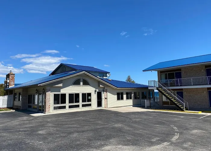 Days Inn & Suites By Wyndham St. Ignace Lakefront