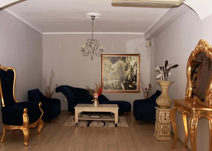  Theranda Boutique