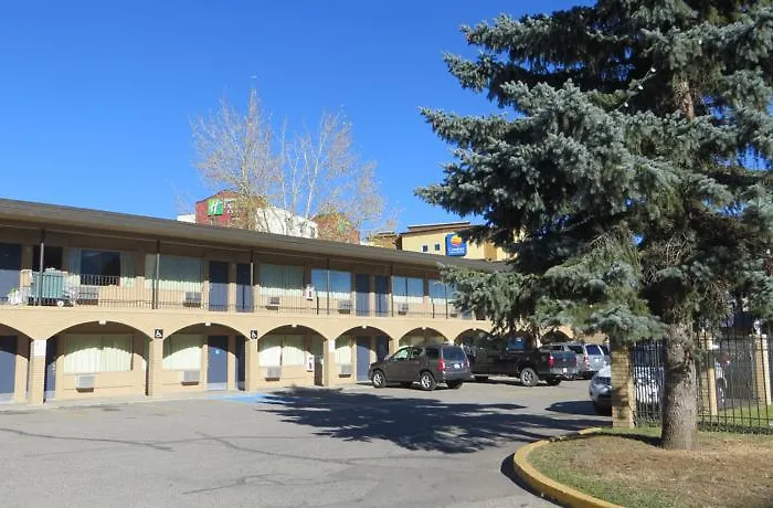 Super 8 Calgary Village