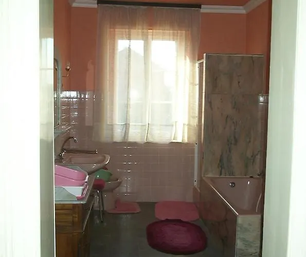Chambre individuelle à lit double dans une maison de Maître de 1904