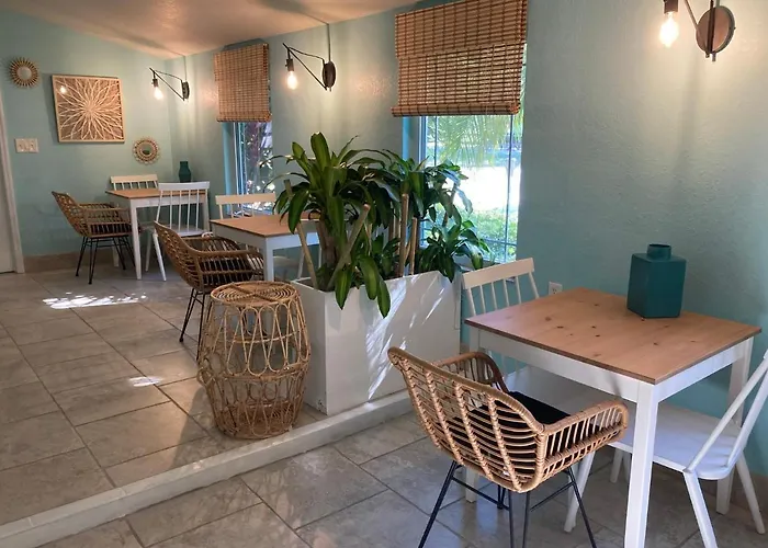 3Gulls Inn Ozona-Boutique Hotel-Steps From Restaurants & Brewery-Swimspa Pool-Pet Friendly