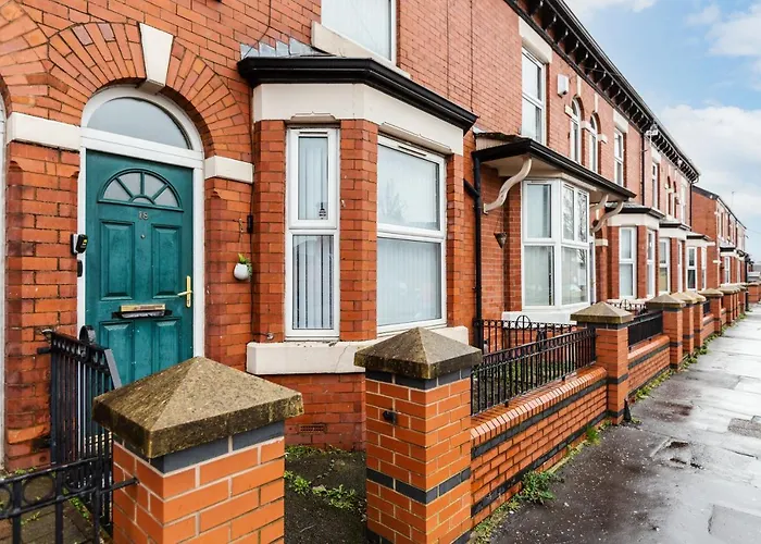 Villa: Clayton House - Spacious Home Near Etihad Stadium