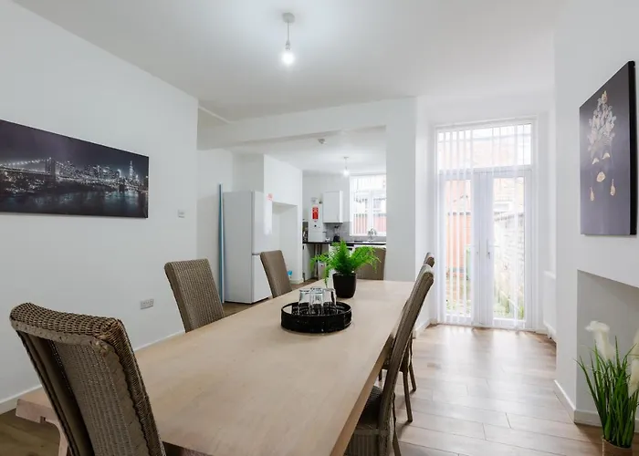 Villa: Clayton House - Spacious Home Near Etihad Stadium