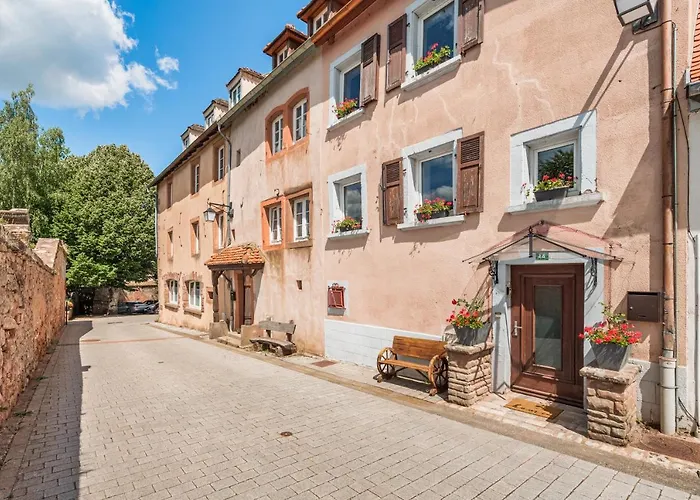 Havre de paix au pied du château et des remparts