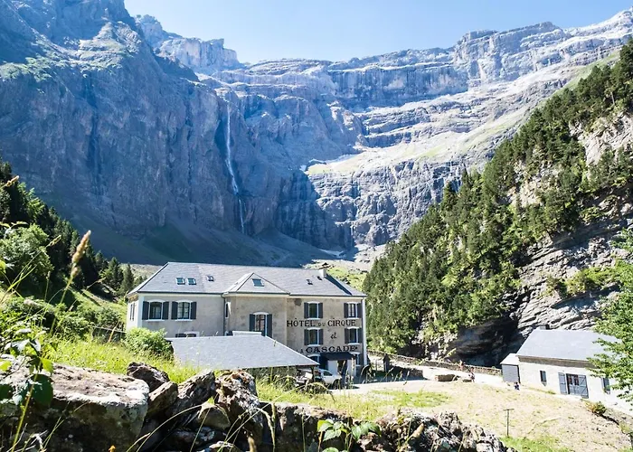 Du Cirque Et De La Cascade